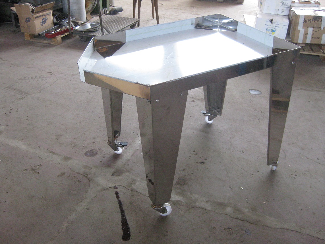 TAVOLI SPERSORI E CARRELLI STUFATURA