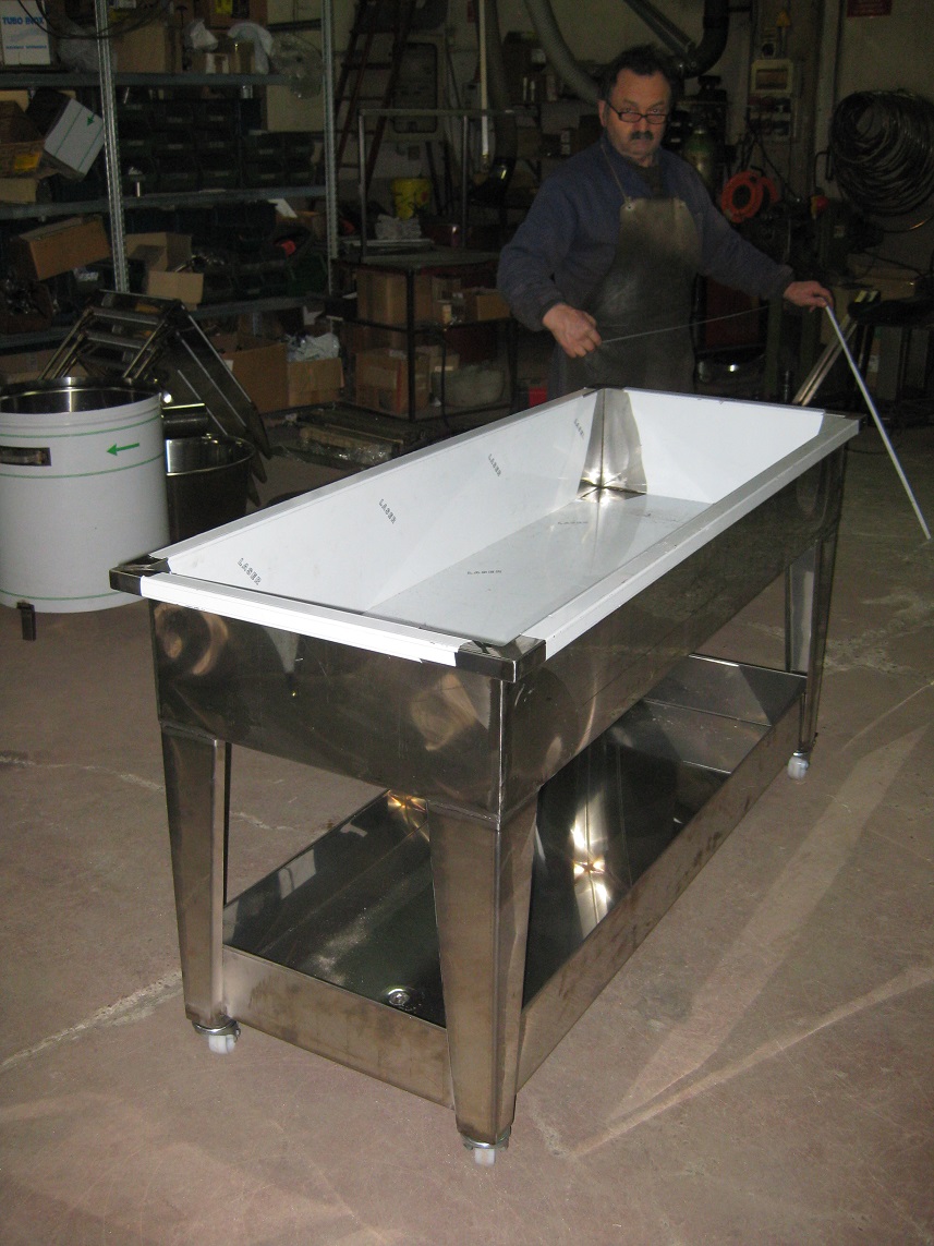 TAVOLI SPERSORI E CARRELLI STUFATURA